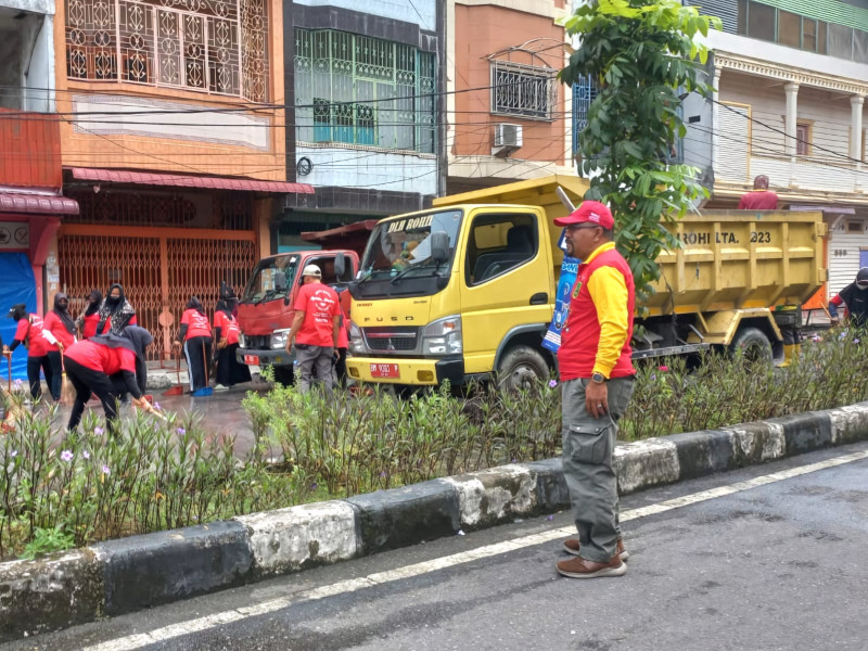 Kadis LH Suwandi Turun Langsung Bersih Bersih Kota Bagansiapiapi