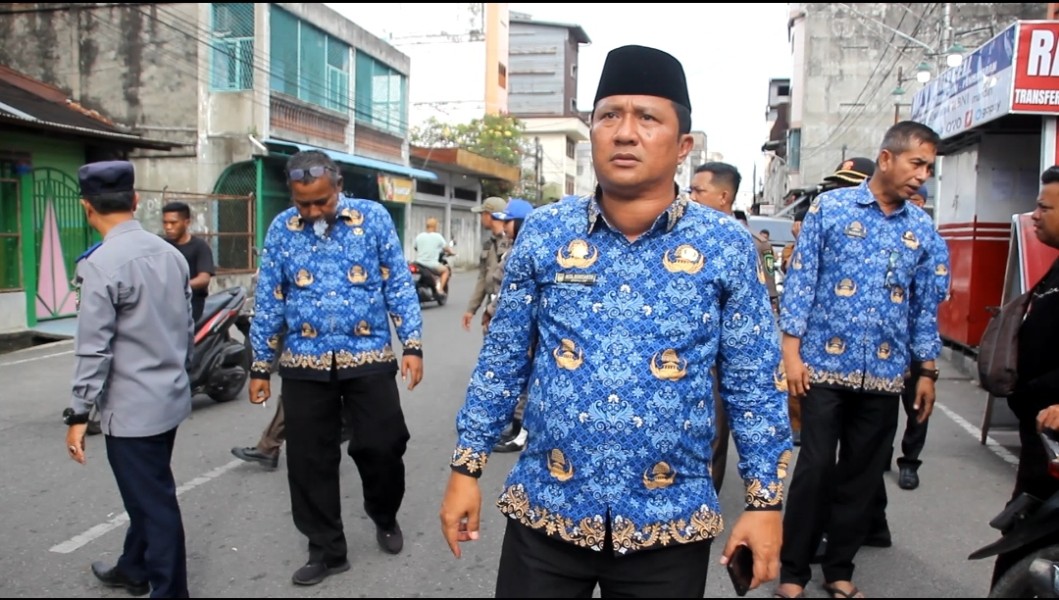 Satpol PP Eksekusi Pedagang Buah Yang Berjualan di Badan Jalan