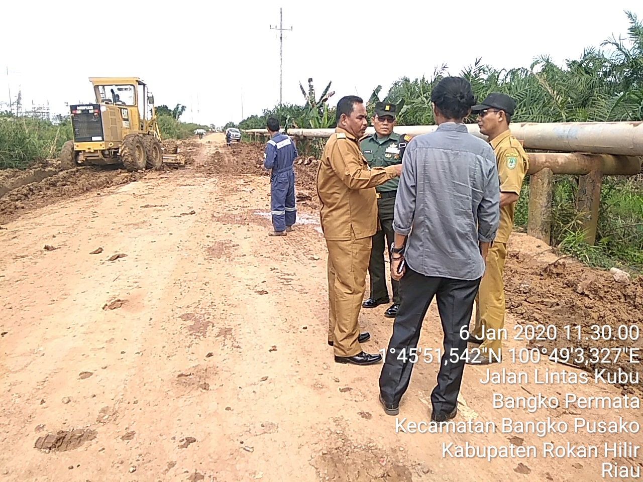 Jalan Rusak Tergerus Air, Upika Laksanakan Peninjauan Dan Perbaikan