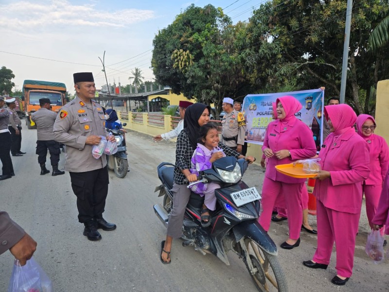 Update Ops Ketupat LK 2025 Polres Rohil, Polsek Pujud dan Bhayangkari Berbagi Takjil ke Masyarakat