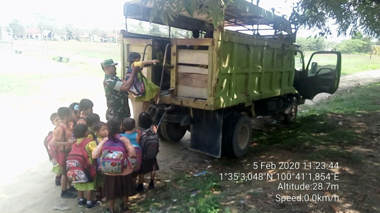 Sayangi Generasi Penerus, Babinsa Bantu Siswa Naik Kendaraan