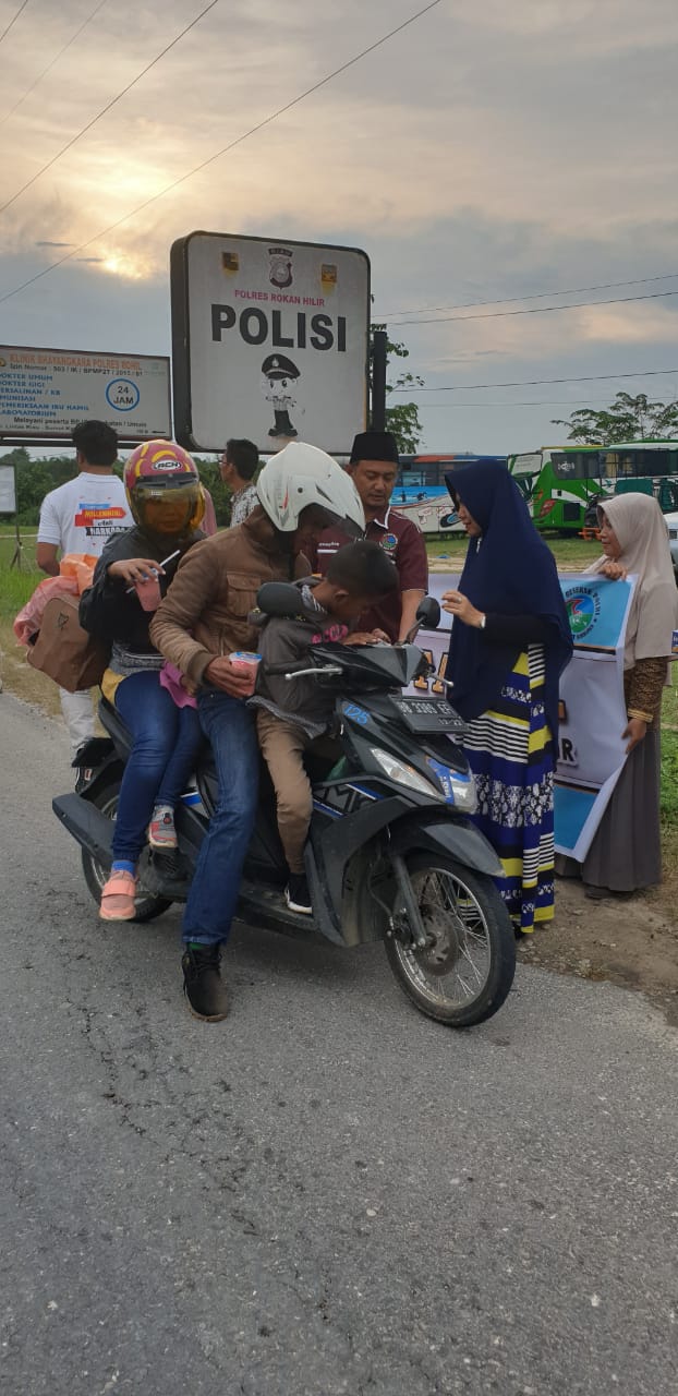 Kasat Narkoba Rohil ! Pembagian Takjil Bertujuan Rasa Kepedulian Antar Sesama