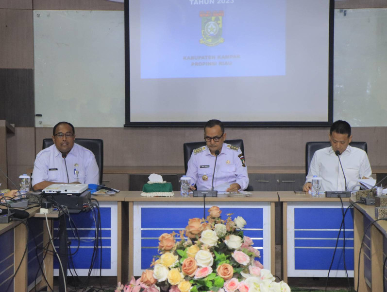 Pj Bupati Kampar Menggelar Rapat Evaluasi Bersama Kepala OPD dan Camat.
