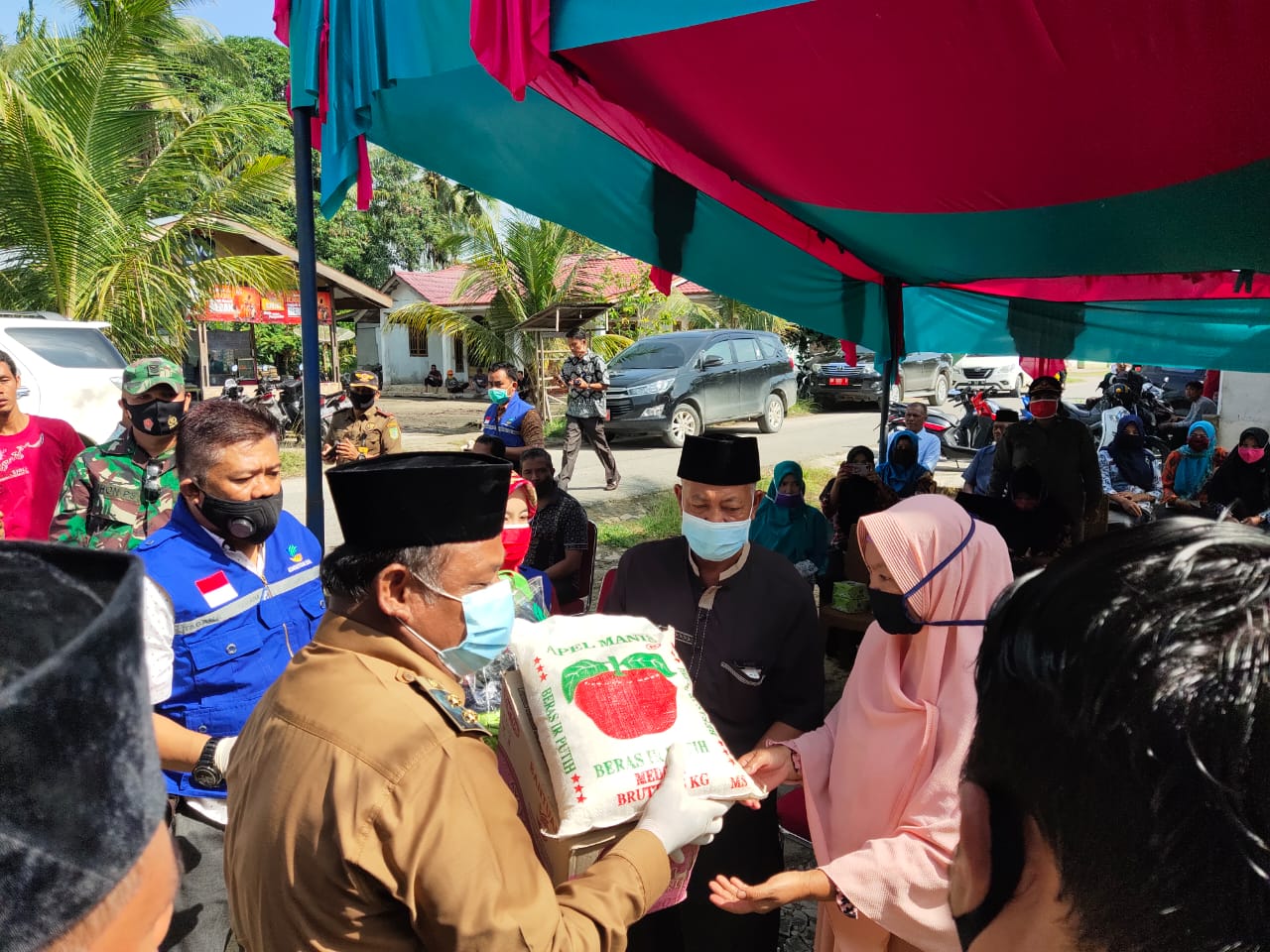 Wabup Rohil Jamiludin Serahkan Bantuan Sosial di Rantau Bais