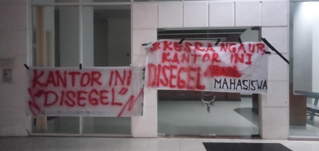 Kecewa Kinerja Kesra, Mahasiswa Rohil Segel Kantor Bupati Dan Baznas