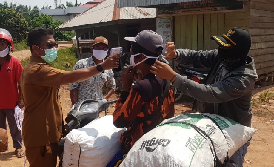 Penghulu Darussalam Bagi Masker dan Semprot Wilayah Dengan Cairan Disinfektan