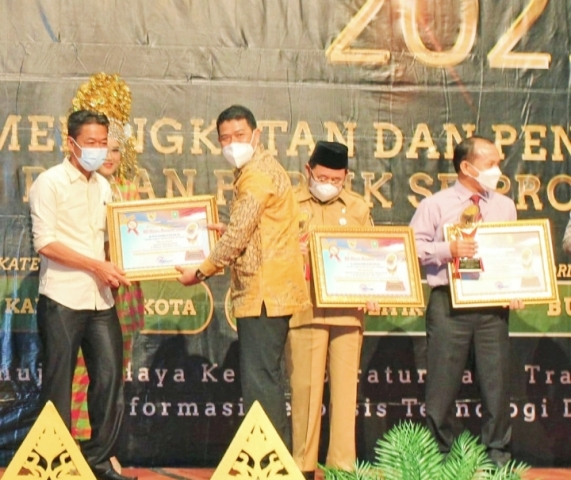 Bupati Rohil Terima Penghargaan Dari Komisi Informasi Riau