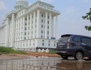 Jalan Depan Gedung Putih Kantor Bupati di Genangi Air