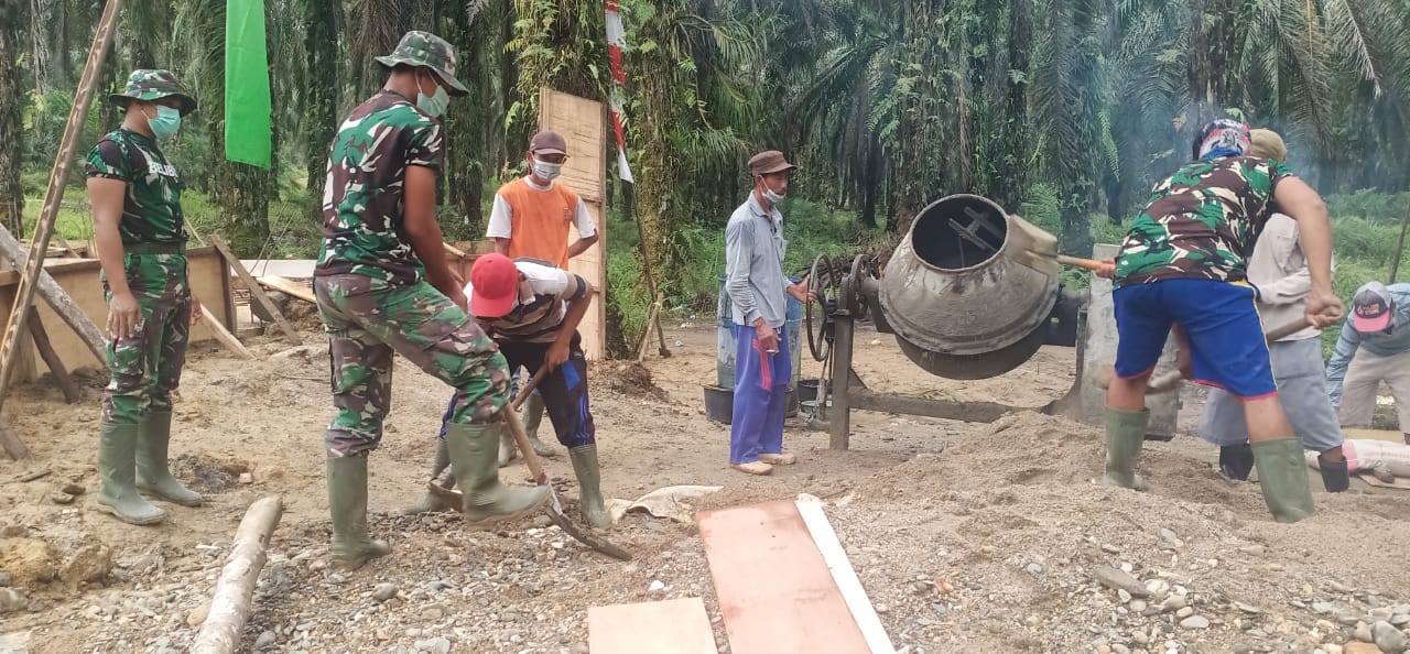 Satgas TMMD dan Warga Pasang Mal Samping Box Culvert