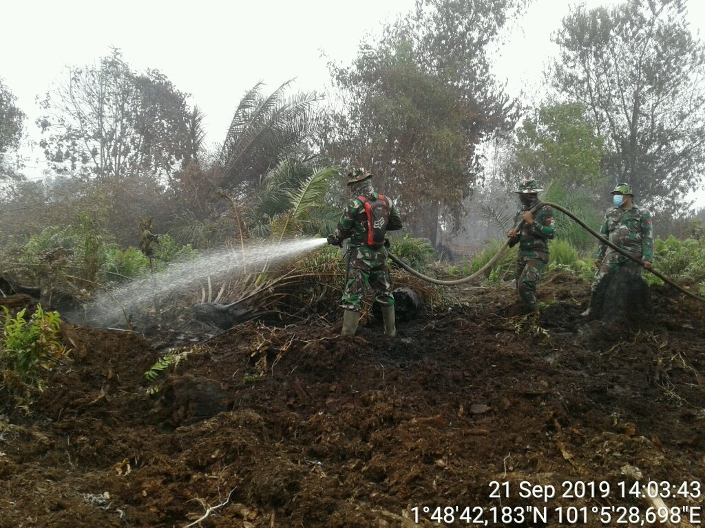 Danramil 05/RM Pimpin Pemadaman Karlahut Di Jumrah Danramil 05/RM Pimpin Pemadaman Karlahut Di Jumrah