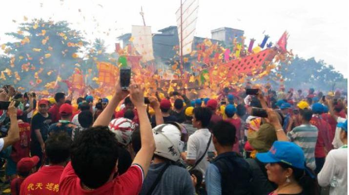 Puluhan Ribu Etnis Tionghoa Ikuti Ritual Bakar Tongkang