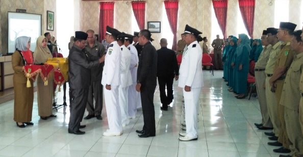 Wabup Rohil Lantik 17 Pjs Penghulu se Rohil