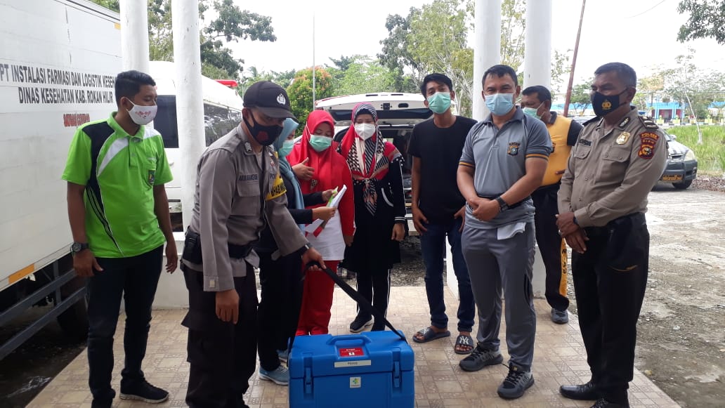 Kapolsek Bangko Pimpin Pendistribusian Vaksin Sinovac Covid-19 Kapolsek Bangko Pimpin Pendistribusian Vaksin Sinovac Covid-19