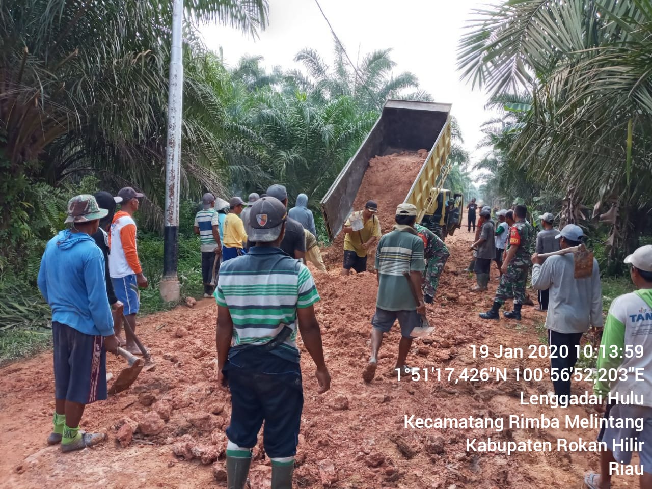Babinsa Bersama Warga Laksanakan Goro Perbaiki Jalan