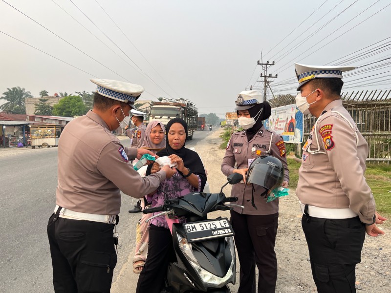 Polantas Polres Rohil Bagikan Masker dan Imbau Cegah Karhutla