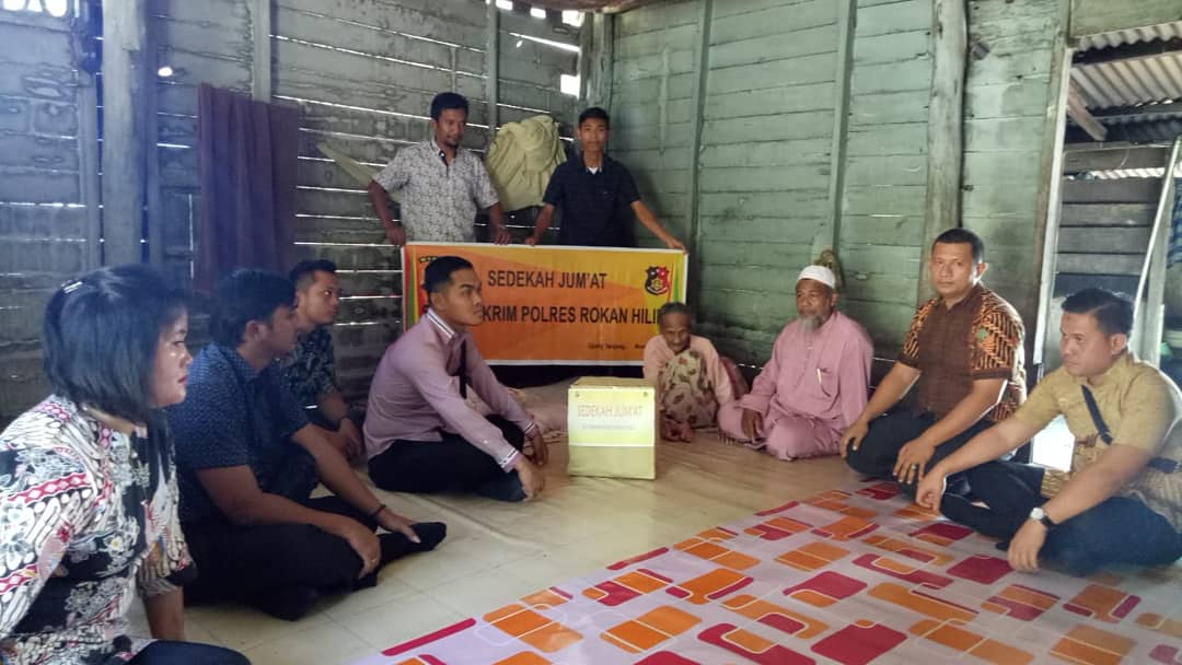 Jumat Berokah, Polres Rohil Santuni Nenek Lansia Warga Sedinginan