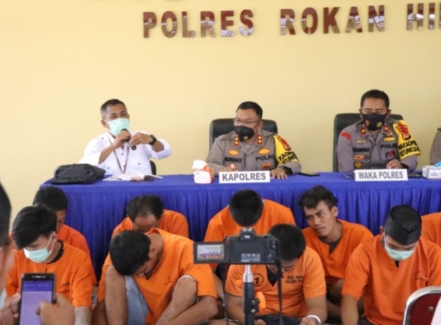 Polres Rohil Tangkap 16 Orang Tersangka  Pelaku Pencurian Aset Milik PT. PHR