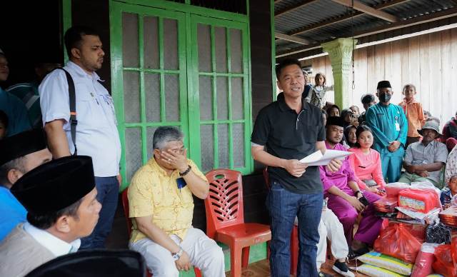 Bupati Rohil Kunjungi Korban Kebakaran di Bagan Punak Pesisir Dan Serahkan Bantuan
