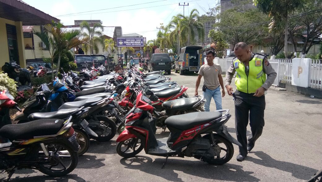 Satlantas Polres dan Polsek Bangko Razia, Ratusan Sepeda Motor Terjaring Satlantas Polres dan Polsek Bangko Razia, Ratusan Sepeda Motor Terjaring