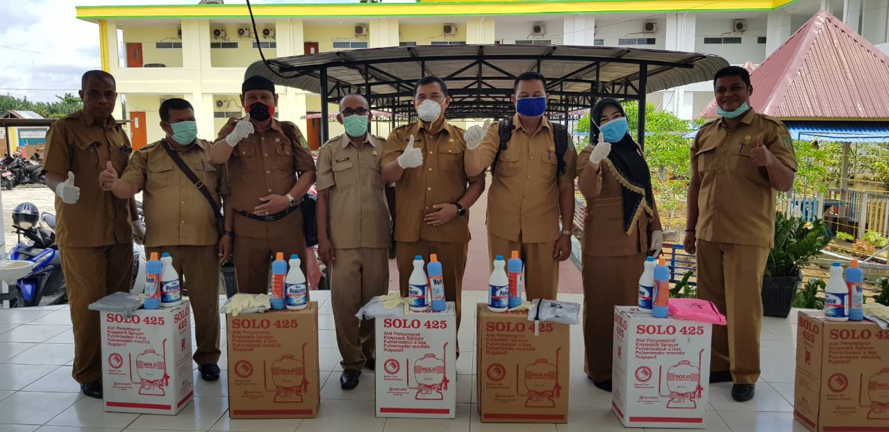 Disdikbud Rohil Secara Simbolis Serahkan Alat Semprot ke Korwil