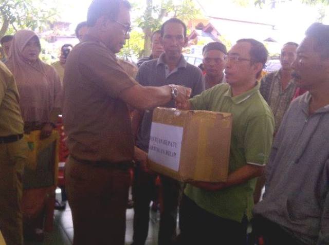 Bupati Suyatno Salurkan Bantuan Kepada Korban Kebakaran Bupati Suyatno Salurkan Bantuan Kepada Korban Kebakaran