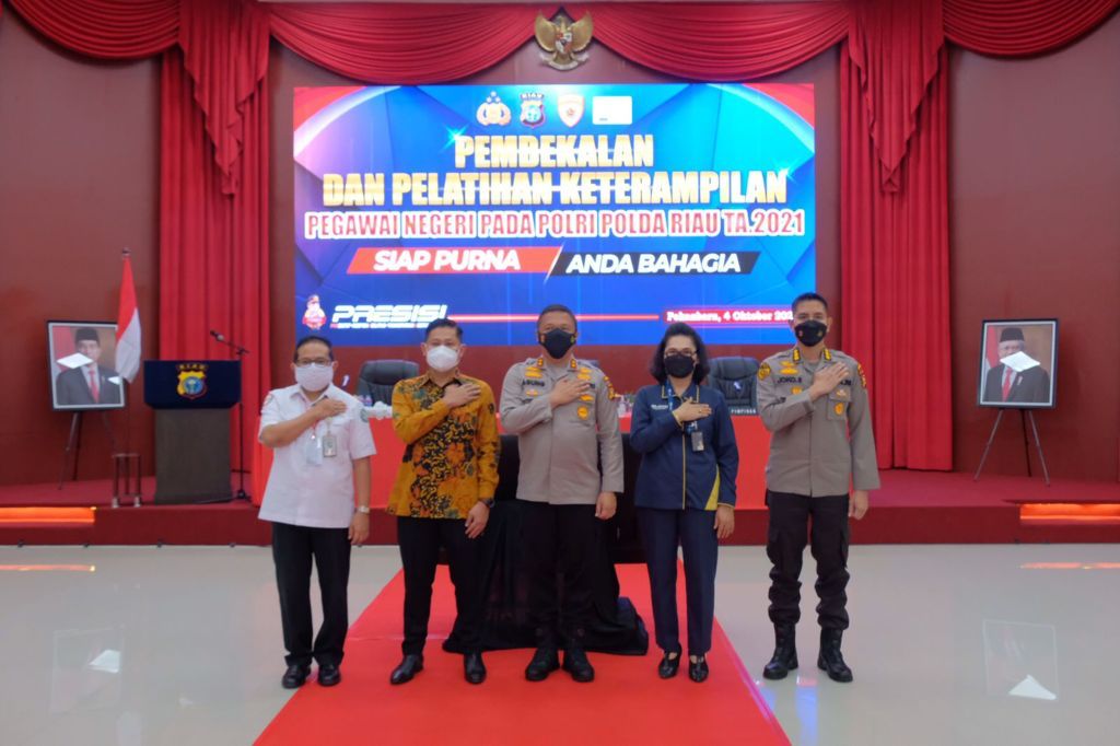 Jelang Masa Pensiun, Personel Brimob Menangis Dapat Rumah dari Kapolda Riau