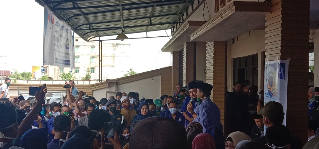 Luar Biasa, Antusias Warga Tak Terbendung Antarkan Pasangan Aman Daftar Ke KPU Luar Biasa, Antusias Warga Tak Terbendung Antarkan Pasangan Aman Daftar Ke KPU