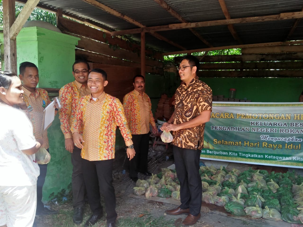 PN Rohil Bagikan Ratusan Paket Daging Kurban