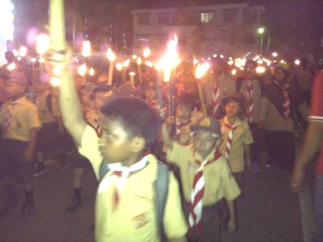 Malam Pawai Obor Dimeriakan Oleh Ratusan Pelajar