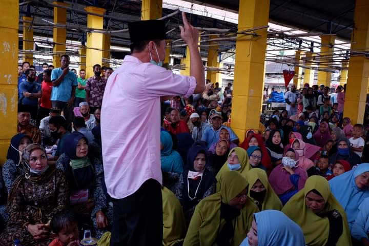 Emak-emak Idolakan Afrizal Sintong