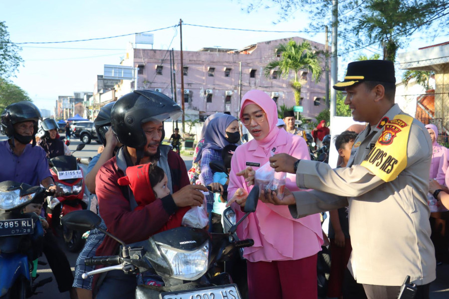 Kapolres Dumai Bersama Ibu Bhayangkari Bagi bagi Takjil Ke Masyarakat