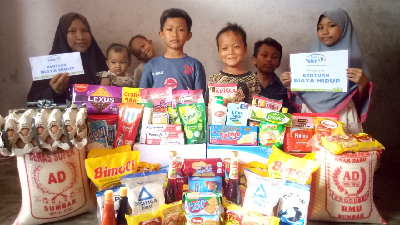Rumah Yatim Berikan Bantuan untuk Ibu Mira dan Keenam Anaknya