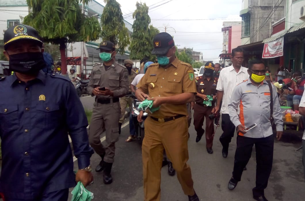 Dua Ribu Masker Dibagikan Forkopimda dan Pemda Rohil di Pasar Rubiah