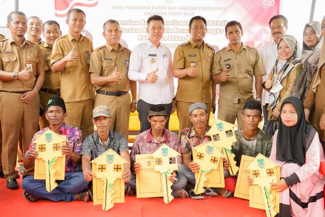 Bupati Rohil Serahkan 15 Unit Rumah Resetlemen Kepada Nelayan