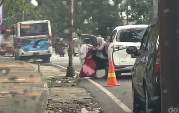 Viral, Khilaf dan Emosi Ibu Dorong Anak Dari Mobil