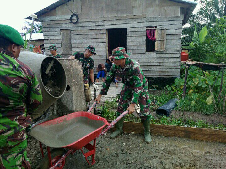 TNI Dan Masyarakat Bangun Jalan Semenisasi di Sinaboi