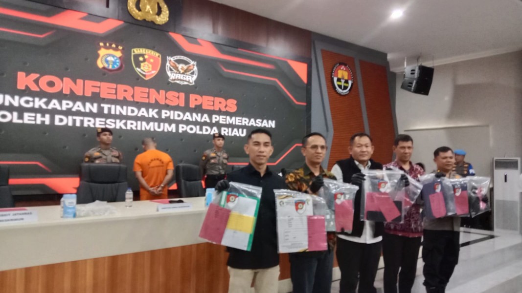 Ketua Ormas Petir, JS Ditangkap, Diduga Lakukan Pemerasan Ketua Ormas Petir, JS Ditangkap, Diduga Lakukan Pemerasan