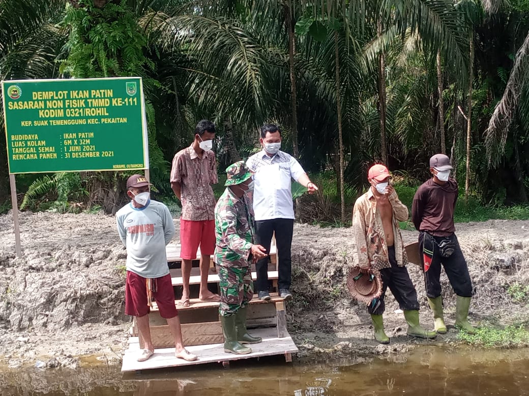 Babinsa Suak Temenggung kontrol demplot kolam ikan TMMD ke-111