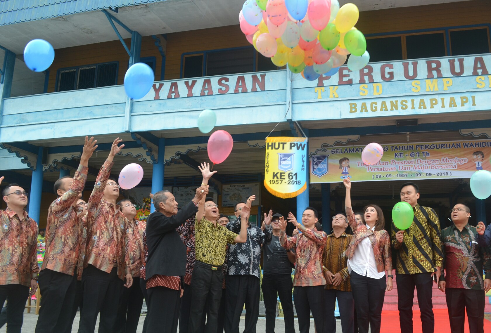 Meriah!! HUT ke 61 Yayasan Perguruan Wahidin Bagi -bagi hadiah Emas
