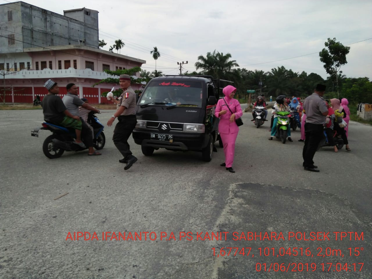 Bagi Takjil Gratis! Kapolsek Kornel Sirait SH Ini Hanya Berbagi
