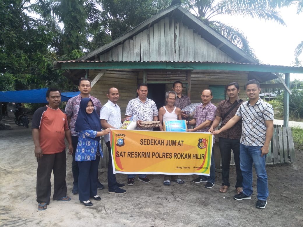 Jum’at Sedekah, Kasat Reskrim Polres Rohil Bagi-Bagi Sembako Ke Warga Tidak Mampu