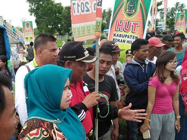 Camat Bangko Meriahkan HUT Rohil Dengan Lompat Karung dan Panjat Pinang