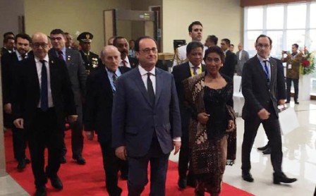 Susi Pamer Kebijakan Penenggelaman Kapal Maling Ikan ke Presiden Prancis Susi Pamer Kebijakan Penenggelaman Kapal Maling Ikan ke Presiden Prancis