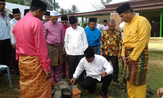 Bupati Rohil Letakkan Batu Pertama Pembangunan Mesjid Adda'wah Bagan Punak