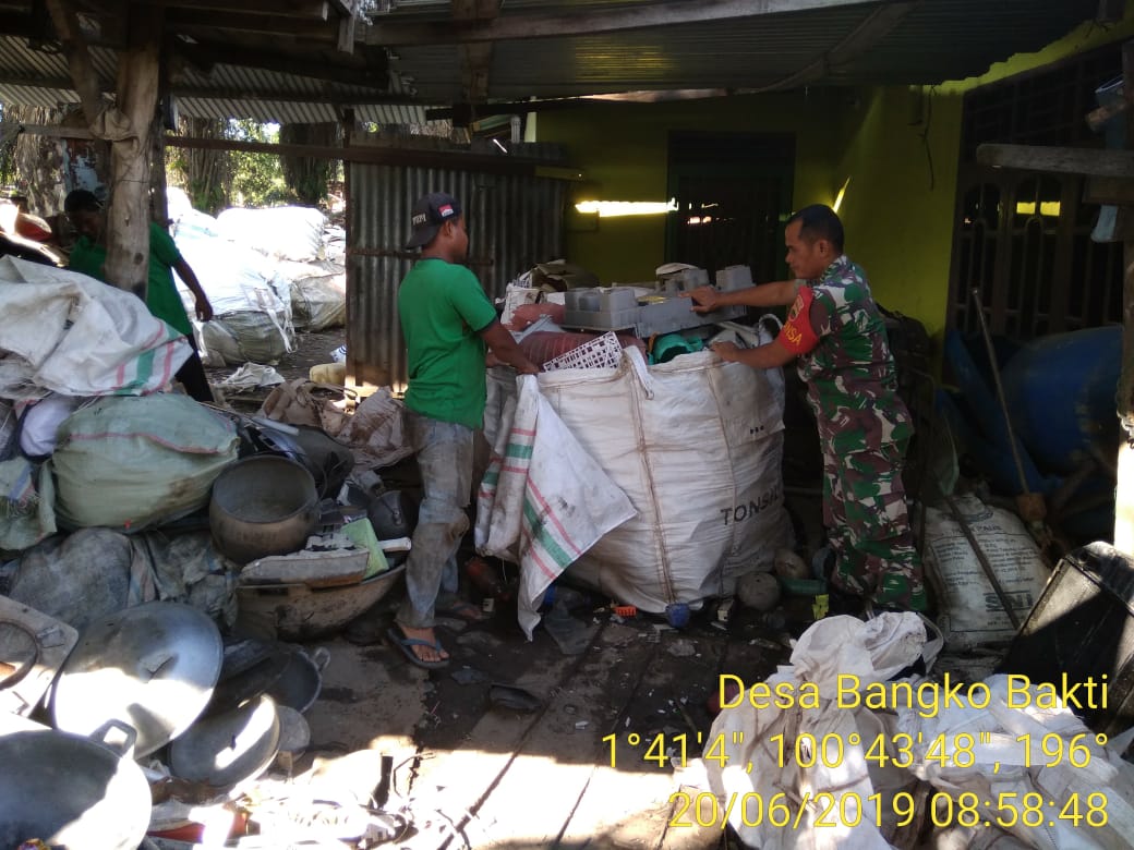 Bantu Susun Barang Bekas, Pengepul Sampaikan Keluhan Kepada Babinsa Koramil 05/RM