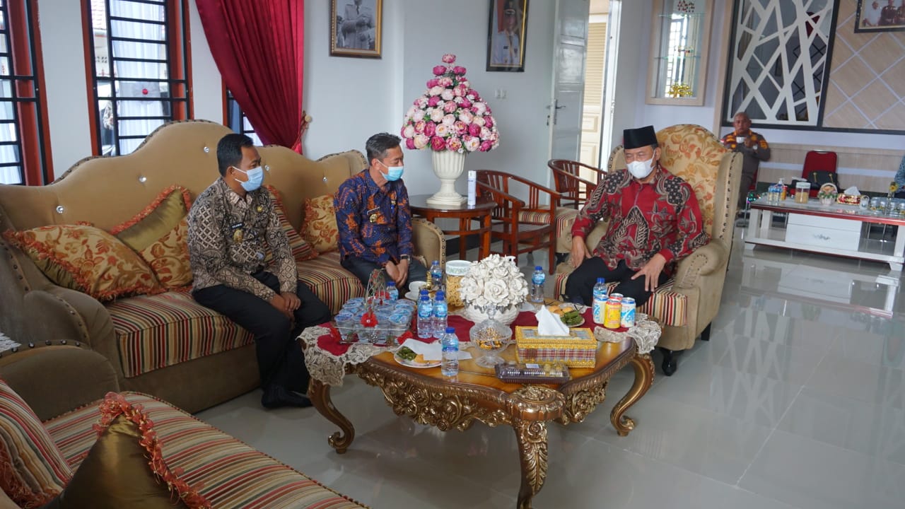 Kebesaran Hati, Afrizal Sintong-H Sulaiman Kunjungi Rumah Mantan Bupati Rohil