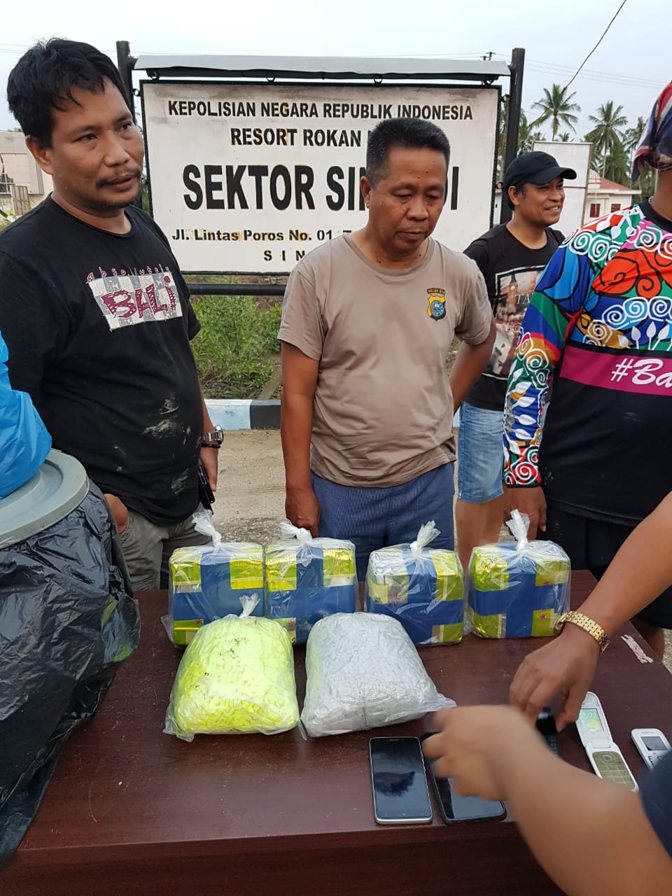 Heboh..!! BNN ke Rohil Bekuk Kurir 10.000 Pil Extacy dan Sabu
