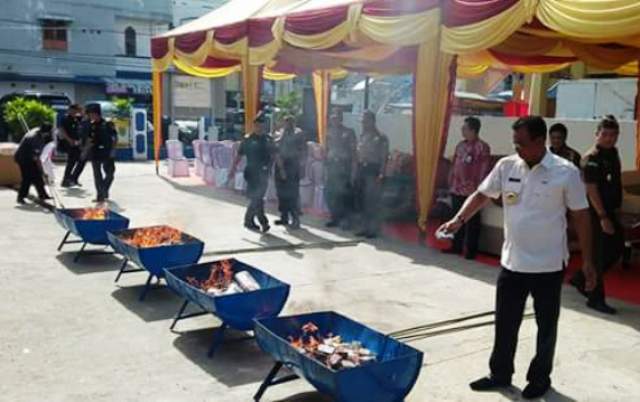 Bupati Rohil Hadiri Pemusnahan Hasil Tangkapan KPPBC Bagansiapiapi