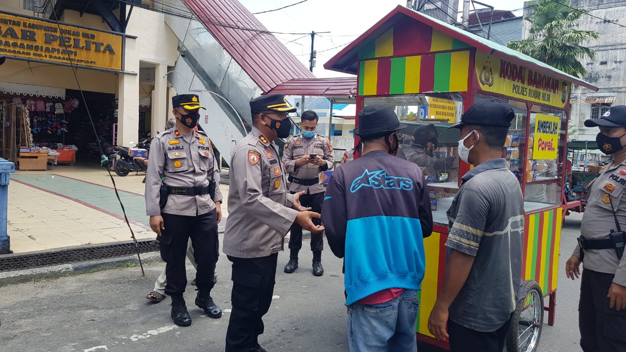 Jumat Barokah, Kapolres Rohil Bagikan Makanan Siap Saji Kepada Masyarakat