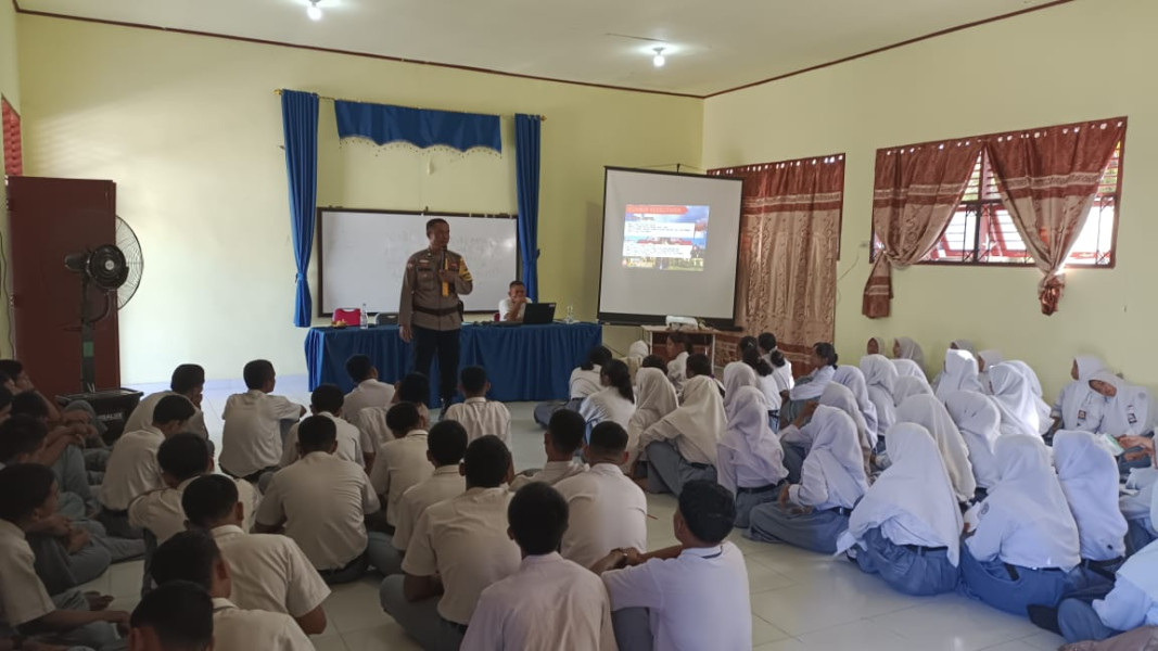Bhabinkamtibmas Polres Rohil Sosialisasikan Penerimaan Calon Polri di SMA 4 Tanah Putih